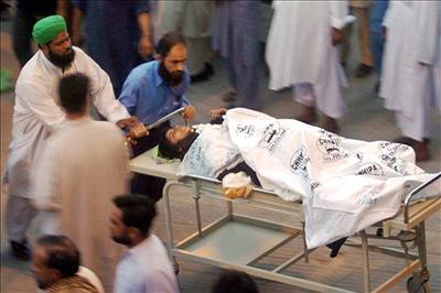 Pi tlaenici v Pakistnu zahynulo 26 lid