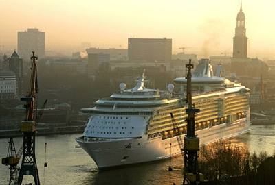 Pokořitelka Queen Mary 2 připlula do Hamburku