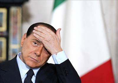 Berlusconi telefonoval, Merkelovou nechal ekat