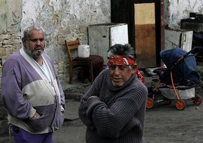 Jedním z romských ghett jsou Mastíovice na Litomicku. Starostka chce zlepit situaci pomocí romského poradce, místní ale íkají, e potebují spí peníze.