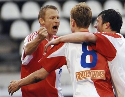 Fotbalisté Slavie se radují z branky Petra Jandy v zápase proti Liberci.