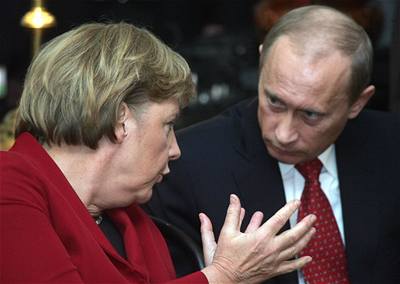 Nmecká kancléka Angela Merkelová pi jednání s ruským prezidentem Vladimirem Putinem.