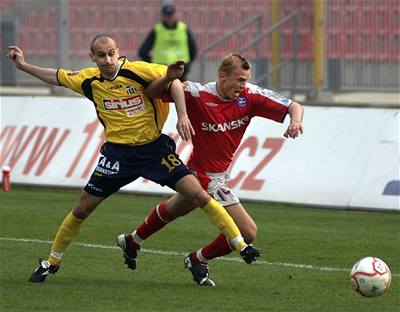 Ale Besta z 1. FC Brno (vpravo) s Radkem indeláem 