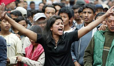 Demonstrace v Nepálu donutily krále k ústupku.