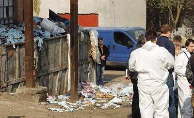 Specialisté zkoumali 22. dubna v Libanech na Hradecku nebezpené odpady nezákonn navezené do tamního bývalého areálu spolenosti Vertex.