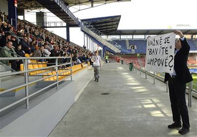 Osamělý protest. Někteří fanoušci se nehodlají smířit s fotbalovým prostředím v Česku.