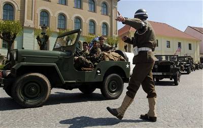 Kolona vojenských historických vozidel z druhé svtové války projídí Nepomukem na Plzesku.