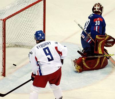 Český hráč David Výborný (vlevo) dává gól slovinskému brankáři Gaberu Glavičovi v utkání MS v ledním hokeji.
