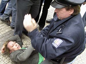 Policie pi demonstracch krajn pravicovho Nrodnho odporu a anarchist v Praze napadla kandidtku Strany zelench Kateinu Jacquesovou. 