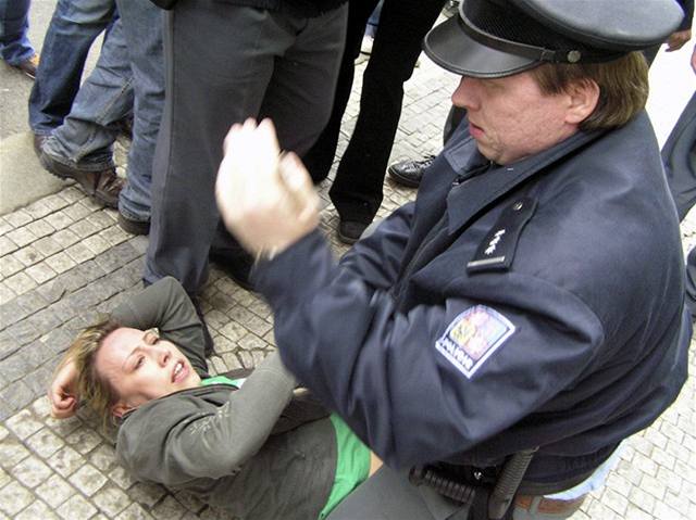 Policie pi demonstracích krajn pravicového Národního odporu a anarchist v Praze napadla kandidátku Strany zelených Kateinu Jacquesovou. 