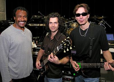 Zleva: saxofonista Napoleon Murphy Brock, kytaristé Dweezil Zappa a Steve Vai