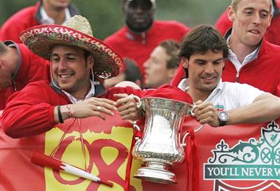 Útočník Liverpoolu Fernando Morientes (vpravo) po mistrovství světa slavit nebude.