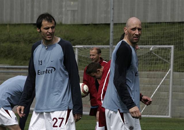 Vratislav Lokvenc (vlevo) a Jan Koller na tréninku se sparanským békem.