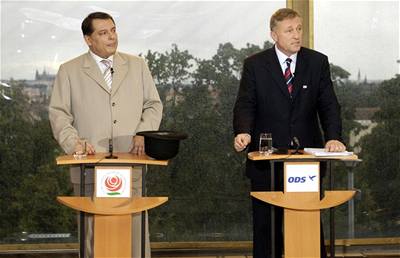 Premiér Jií Paroubek (vlevo) a pedseda ODS Mirek Topolánek v televizní debat.