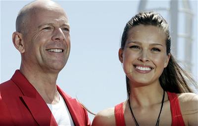 Bruce Willis na tiskové konferenci v Cannes s eskou modelkou Petrou Nmcovou