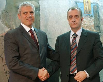 Srbský prezident Boris Tadi (vlevo) pi setkání s pedákem opozice v erné hoe Predragem Bulatoviem (vpravo).