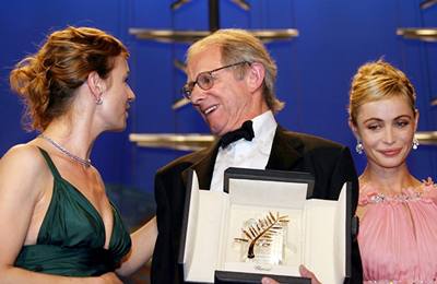 Zlatou Palmu v Cannes získal britský reisér Ken Loach s filmem Vítr v jemeni.
