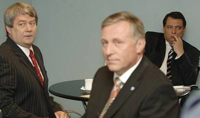 V popedí premiér Mirek Topolánek, v pozadí éf opoziní SSD Jií Paroubek