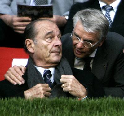 Francouzský prezident Jacques Chirac (vlevo) hovoí pi pátelském utkání s trenérem fotbalist Aime Jacquetem. 