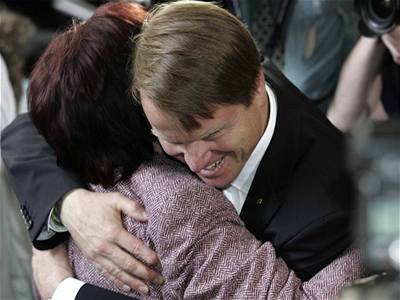 Volby skonily: Martin Bursík objímá Danu Kuchtovou