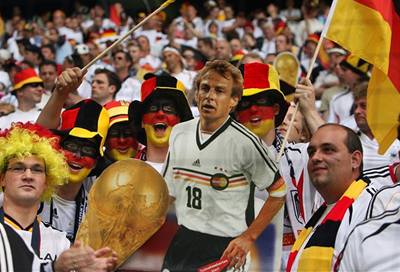 Němečtí fanoušci čekají na první zápas svého týmu s Kostarikou.