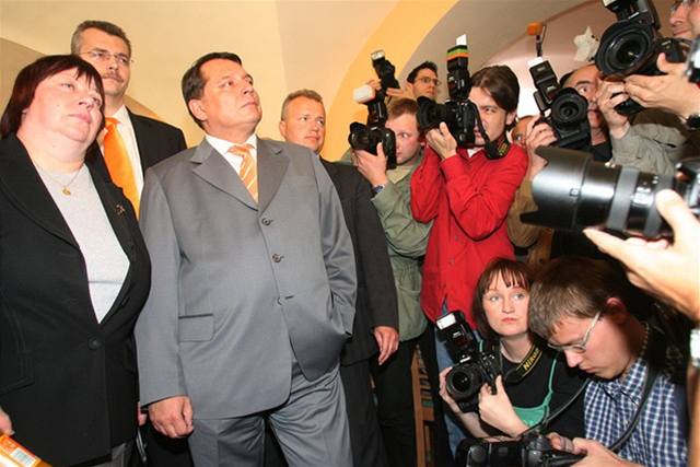 Premiér Jií Paroubek ve volebním tábu SSD.