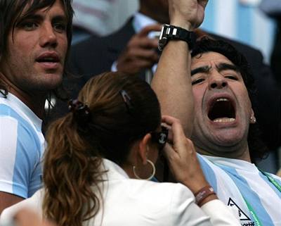 Mezi fanouky se objevil i Diego Armando Maradona, který se radoval z vítzství Argentiny nad Pobeím Slonoviny.