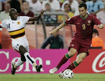 Utkání mezi fotbalisty Portugalska a Angoly (MS 2006).