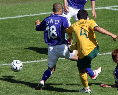 Záloník Tim Cahill (ve lutém) stílí první australský gól v zápase proti Japonsku.
