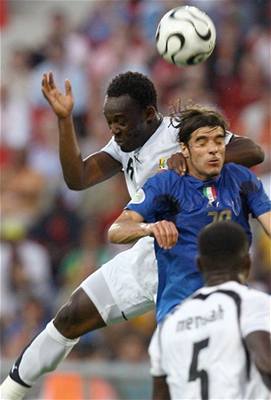 Souboj Simoneho Perotty z Itálie (v modrém) a ghanského reprezentanta Michela Essiena.