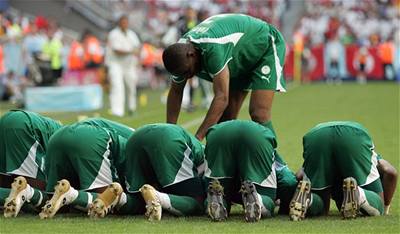 Hrái Saúdské Arábie se modlí po vsteleném gólu.