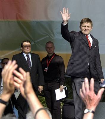 Kampa strany Smer Roberta Fica (vpravo) pijel podpoit i eský premiér Jií Paroubek.