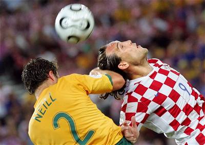 Chorvatský útočník Dado Pršo (v kostkovaném) a australský obránce Lucas Neill v hlavičkovém souboji.