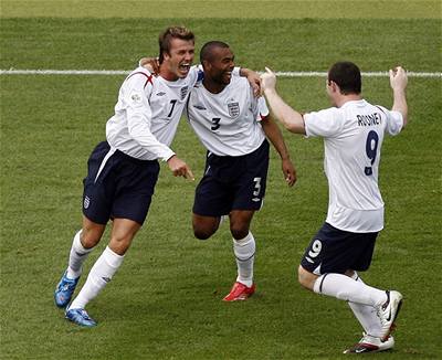 David Beckham, Ashley Cole a Wayne Rooney (zleva) se radují z branky do sítě Ekvádoru.