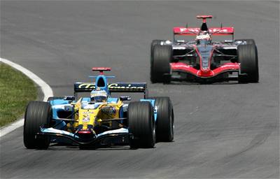 Fernando Alonso v monopostu Renault při Velké ceně Kanady.