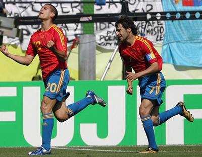 Španělský obránce Juanito se raduje ze vstřeleného gólu.