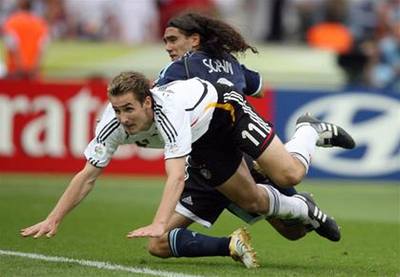 Němec Miroslav Klose (na levo) a argentinský Juan Sorin.