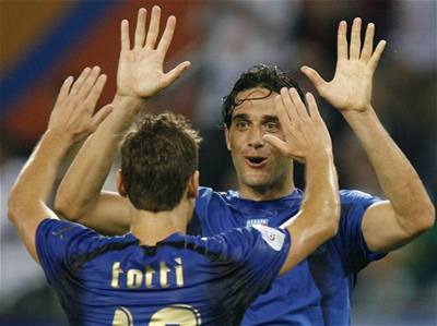 Luca Toni a Francesco Totti oslavují postup Itálie do semifinále
