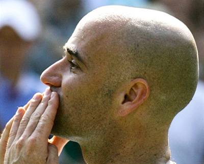 Andre Agassi nkolik okamik po poslední výmn, kterou odehrál ve Wimbledonu