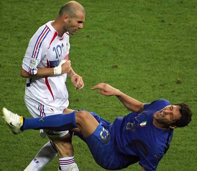 Zidane sráží Materazziho k zemi.