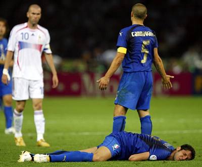 Zidane skolil Materazziho, který se svíjí na zemi.