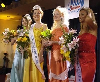 Korunku královny krásy v souti Miss neslyící svta 2006 získala sedmnáctiletá Ivana Novelicová ze Srbska (druhá zleva).