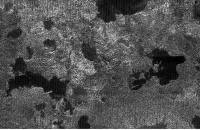 Titan: Tmavé stopy na radarových snímcích zachycují jezera.