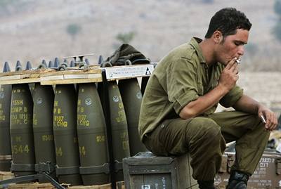 Izraelský voják odpoívá. Izrael rozíí pozemní operace v Libanonu.