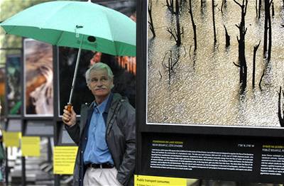 Francouzský fotograf Yann Arthus Bertrand (na snímku) má na Kamp výstavu s názvem Zem krásná neznámá.