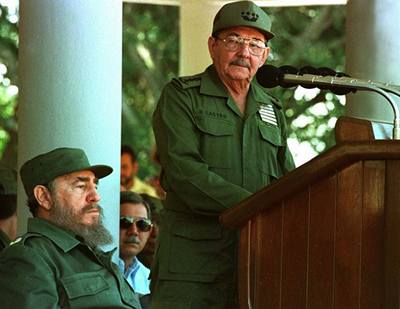 Raúl Castro (vpravo) se svým bratrem Fidelem Castrem (vlevo)