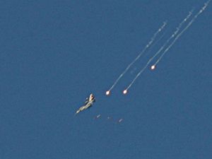 K izraelskmu letounu F-16, tocmu 2. srpna u Nabtje v jinm Libanonu, jsou 