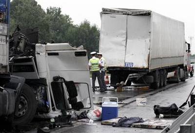 Nehoda kamionů blokuje dálnici u Rozvadova