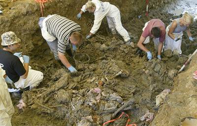 Masový hrob, ve kterém byly nalezeny ostatky lidí, zavradných ve Srebrenici.