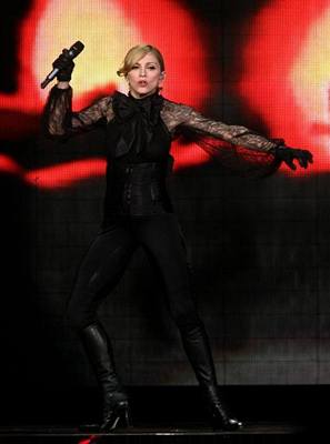 Madonna ráda šokuje. Fotografie je z koncertu v Praze.